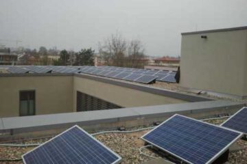 Auf dem Klinikum in Winnenden entstand auf einem bekiesten Flachdach eine PV-Anlage mit insgesamt 230 Modulen.